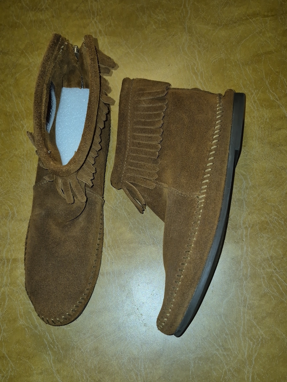 LIKE NEW Minnetonka Brown Suede Fringe Moccasin Boots size 8.5
